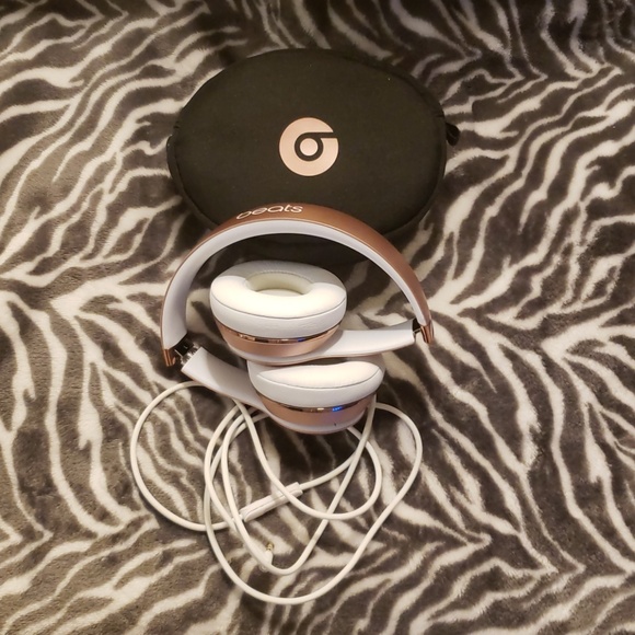 Gently use Rose Gold beats solo 3 - Picture 4 of 8